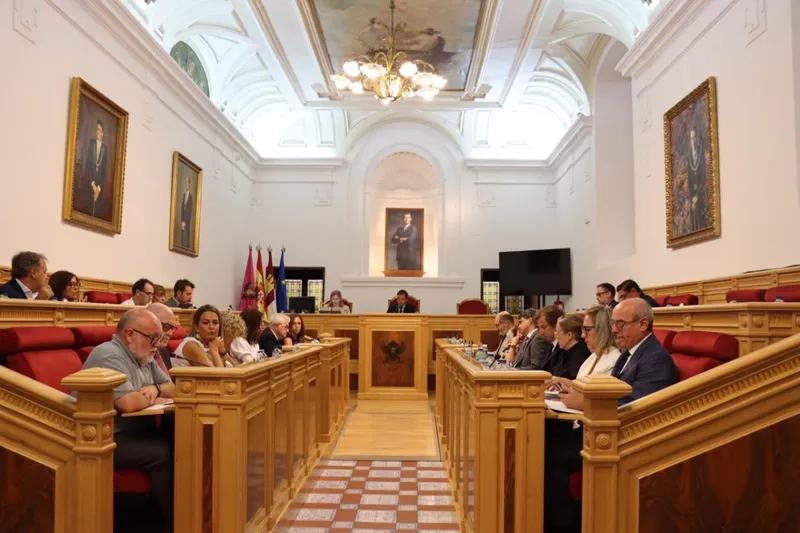 El Pleno de Toledo aprueba mociones de apoyo a Ceuta y defensa de la soberanía española