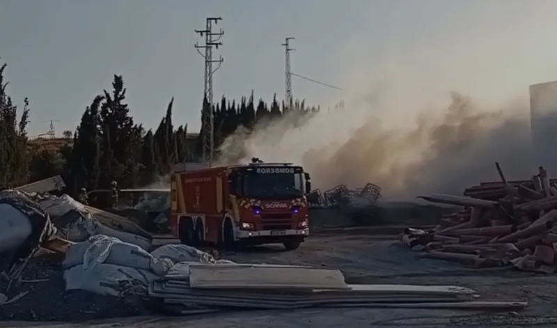 Bomberos dan por extinguido el incendio en una planta de reciclaje de Alhendín