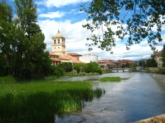 Aguilar de Campoo: Un viaje por su rica historia desde cántabros hasta la industria galletera