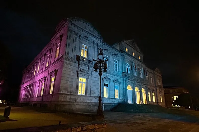 La Diputación de Pontevedra ilumina el Pazo provincial en apoyo a las familias con pérdidas gestacionales