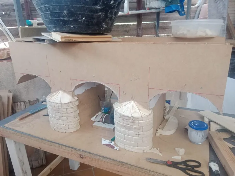Beniarbeig exhibe una miniatura del histórico puente de la localidad