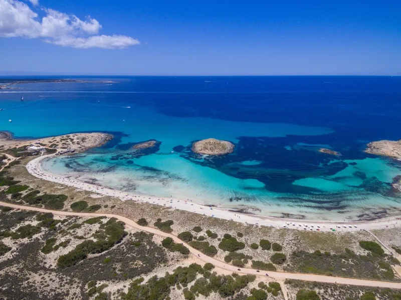 Formentera despliega su encanto costero: un paraíso de playas y calas por descubrir