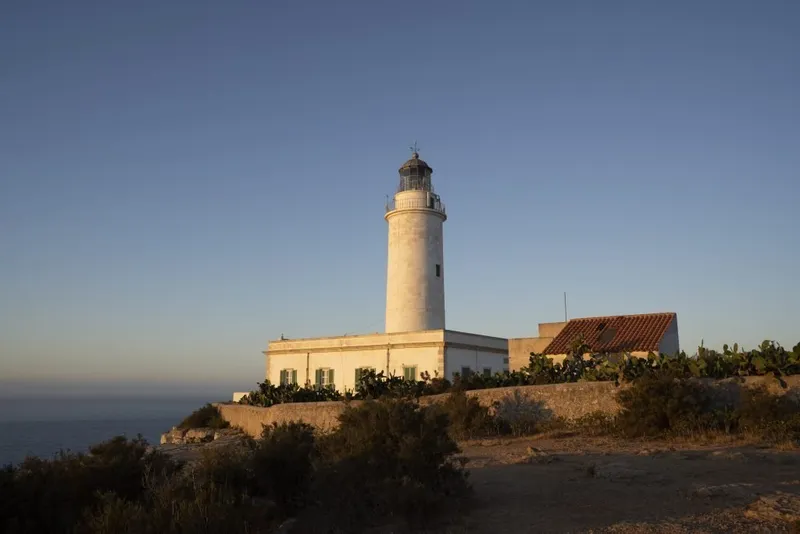 Formentera desvela sus tesoros: faros, acantilados y mercados para el visitante