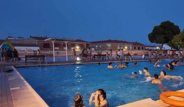 Miguelturra consolida su 'Noche en Familia' en la piscina municipal con éxito de asistencia