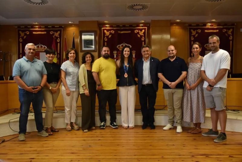 Daimiel homenajea a Laura Cabanes tras su medalla europea de natación