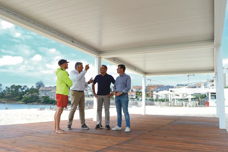 Sanxenxo instala una pérgola bioclimática pionera en la playa de Silgar para personas con movilidad reducida