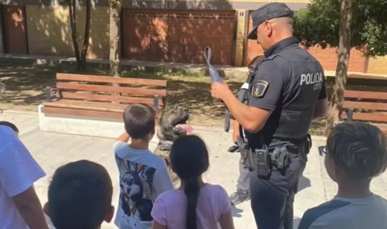 La Policía Local de Burjassot imparte educación vial a niños del programa Sarsalé