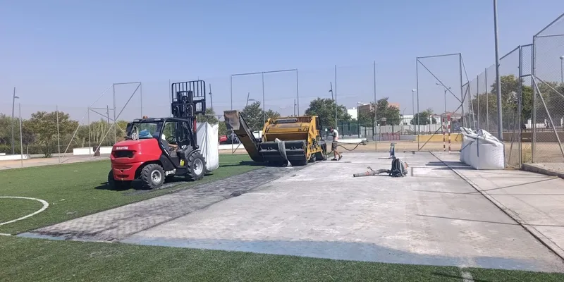 Utrera renueva el césped de las pistas de fútbol del Parque V Centenario
