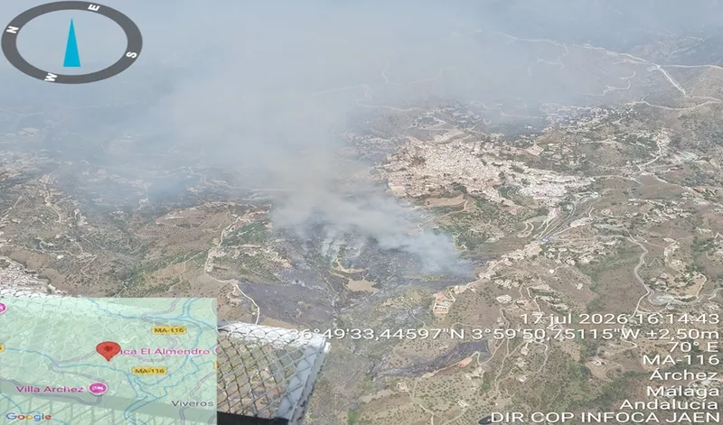 Incendio forestal en Árchez obliga a desalojos y confinamiento en Cómpeta