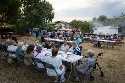 Lluminetes celebra sus fiestas de barrio con gastronomía y música