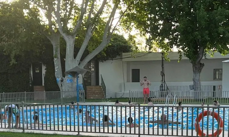 Casariche clausura el verano con una fiesta acuática y entrega de diplomas