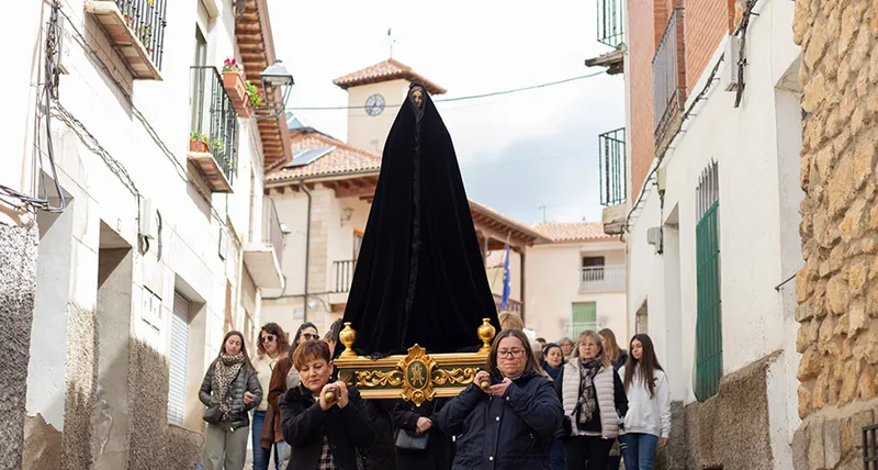 Trillo celebra una Semana Santa multitudinaria a pesar de la inestabilidad meteorológica