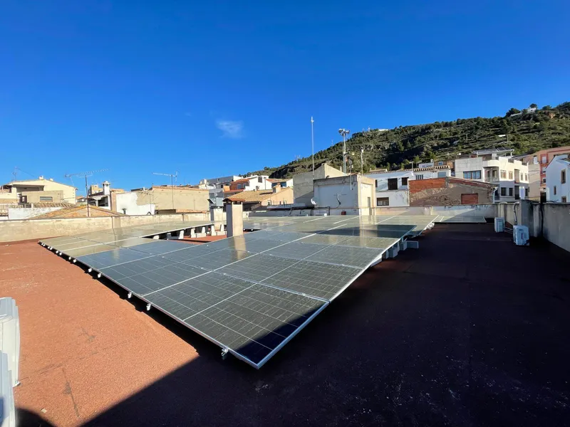 Castellnovo amplía su compromiso con la energía solar en edificios municipales