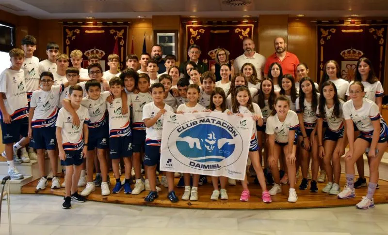 El Ayuntamiento de Daimiel homenajea al Club Natación Daimiel por su histórica temporada