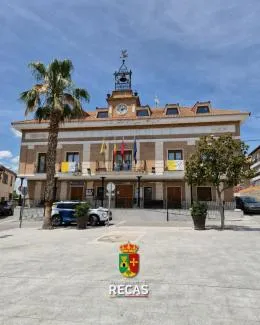 Recas se une a la bienvenida al Papa León XIV con la bandera del Vaticano