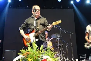 Jaime Urrutia triunfa en la Feria de Tomares con los himnos de Gabinete Caligari
