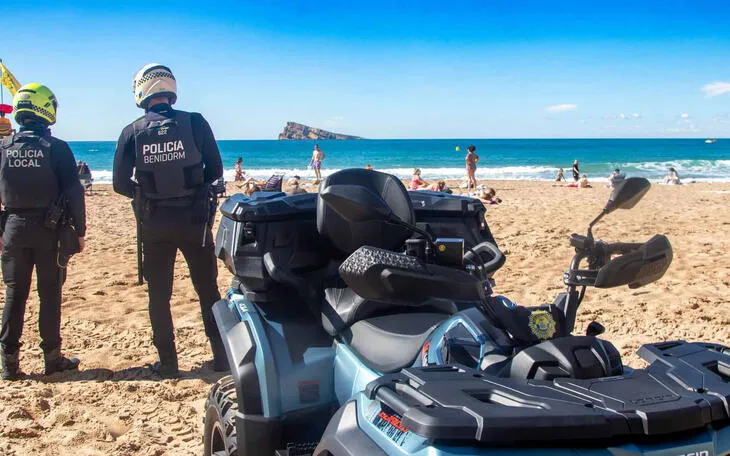 Benidorm pide al Gobierno poder patrullar de paisano para combatir la venta ambulante en playas
