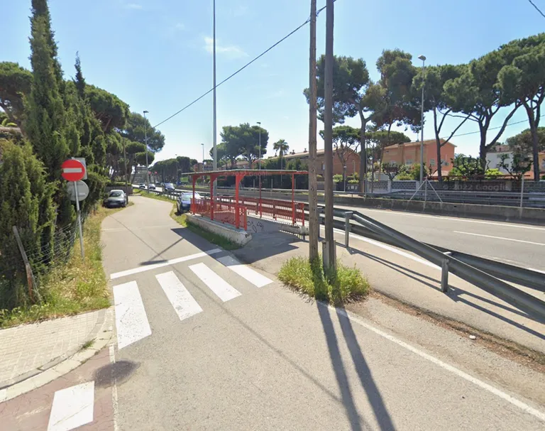 Castelldefels renueva el paso subterráneo con mejoras en pintura, luz y seguridad