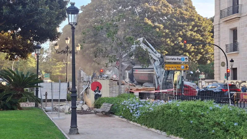 València demuele el histórico quiosco del Parterre tras una década cerrado