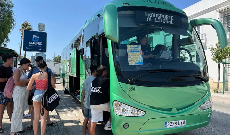 El Programa Estival de Transporte al Litoral de la Junta de Andalucía transportó a más de 8.000 personas a la playa