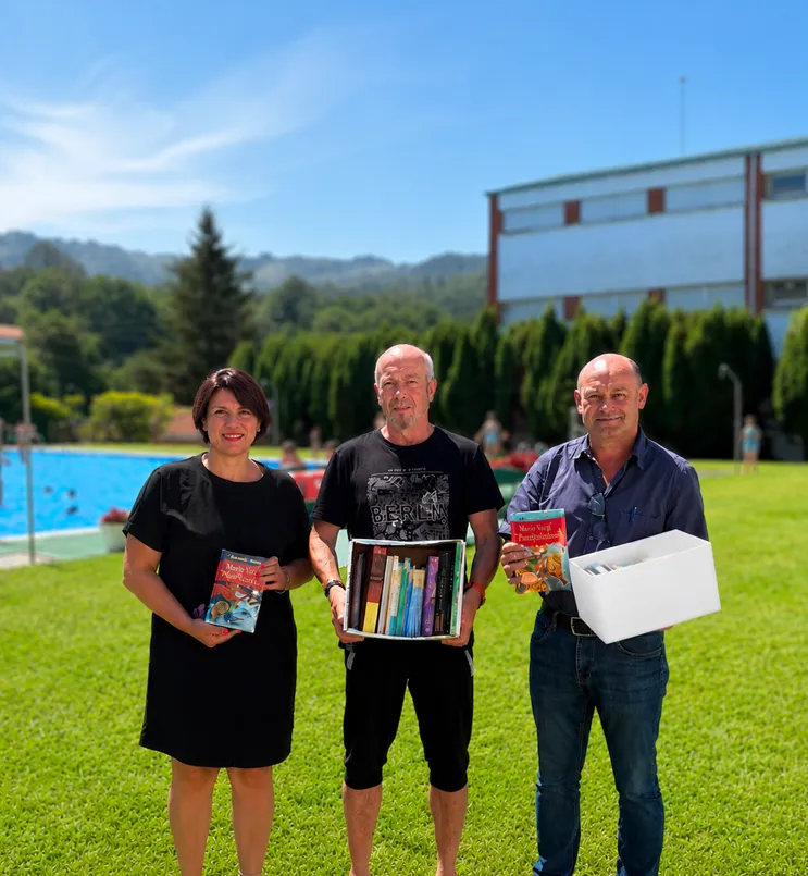 Covelo impulsa la lectura veraniega con la iniciativa 'Atopa un libro no teu camiño'