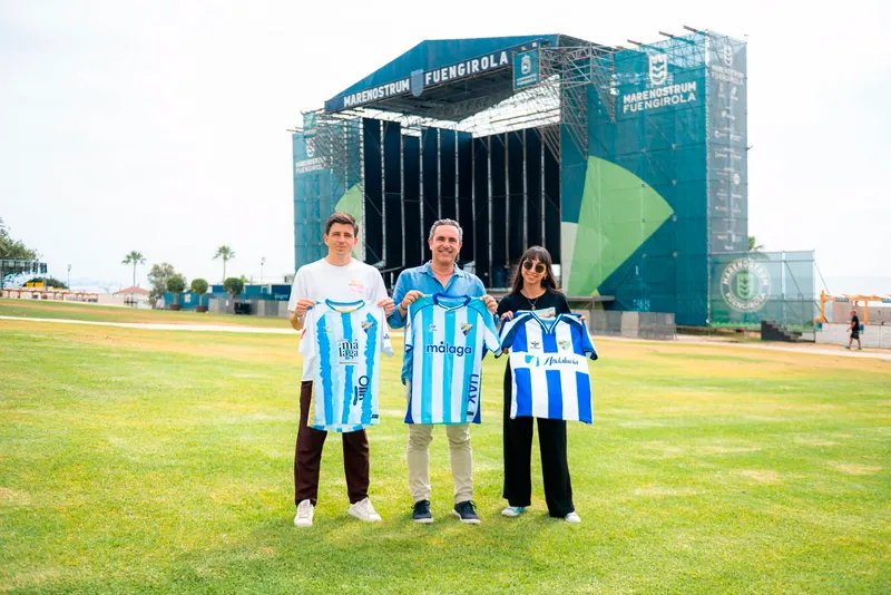 Marenostrum Fuengirola se tiñe de blanquiazul para apoyar al Málaga CF