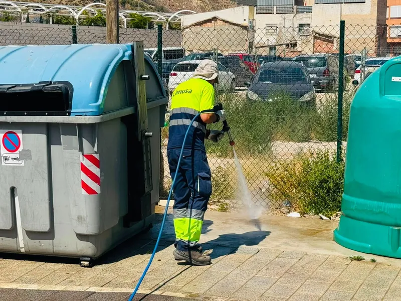 Limusa intensifica la limpieza viaria y lanza un plan de lavado de contenedores en Lorca