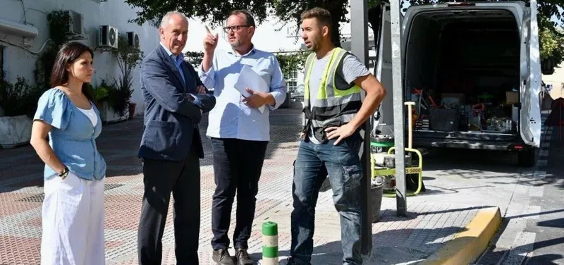 Tomares instala su noveno paso peatonal inteligente para reforzar la seguridad vial