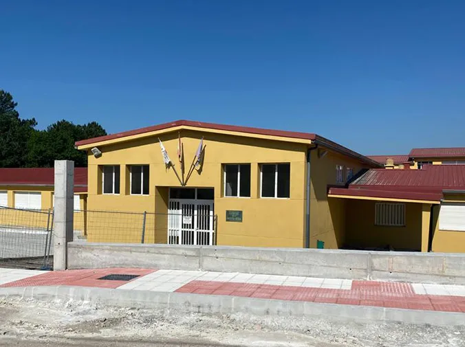 Crecente detalla las instalaciones y servicios del CEIP Manuel Sieiro y la Escola Infantil A Galiña Azul