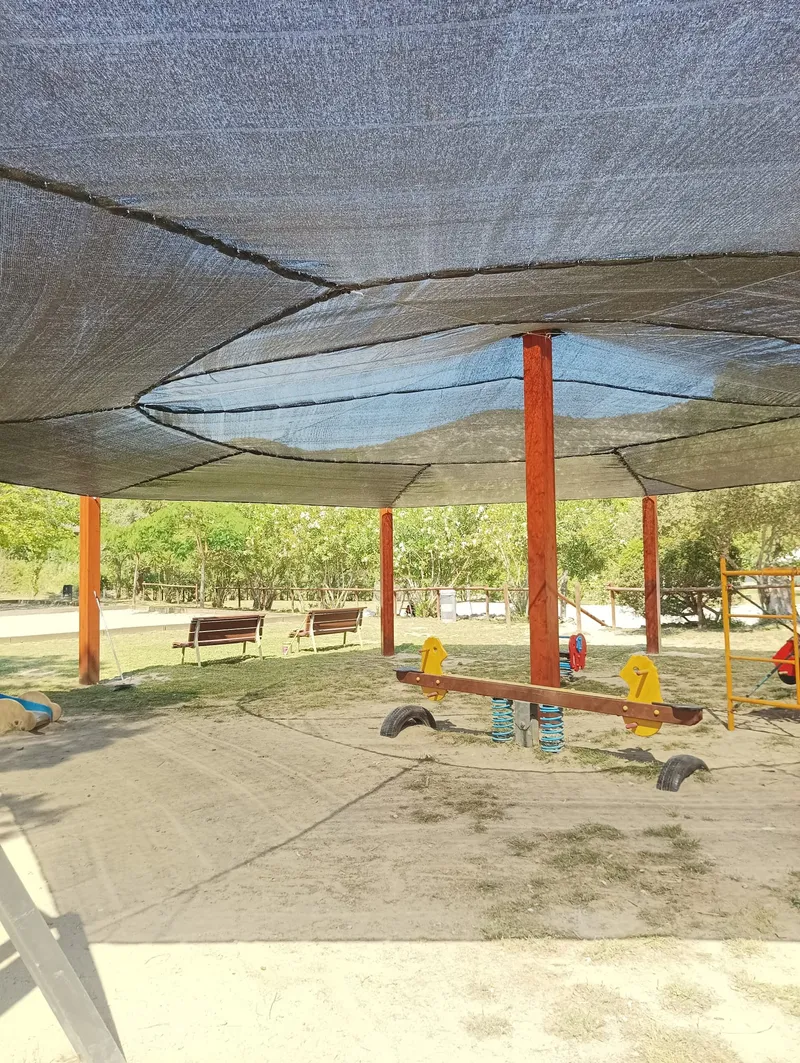 Canyelles instala toldos y fuentes para proteger del sol los parques infantiles en verano