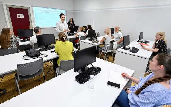 Mateo Echevarría clausura cursos de español y cultura para extranjeros en Santander