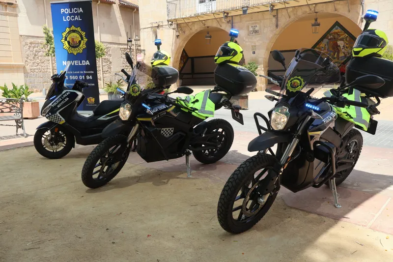 Novelda renueva la flota de motocicletas de su Policía Local con vehículos eléctricos y de combustión