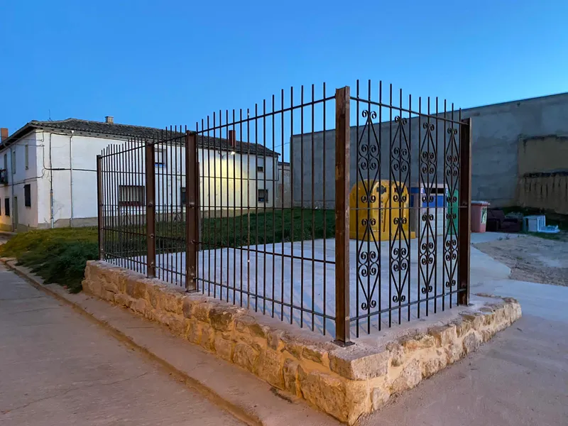 Boadilla del Camino mejora su punto limpio con una reubicación y vallado sostenible