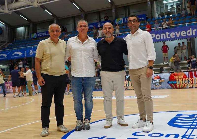 Luis López asiste a la final del torneo de baloncesto EncestaRías en Pontevedra