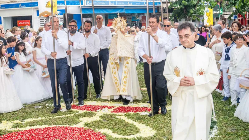 Benidorm celebra la procesión del Corpus Christi con la participación de los niños de primera comunión