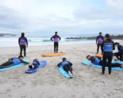 Burela impulsa el cuidado de la costa con surf, arte y limpieza de playas