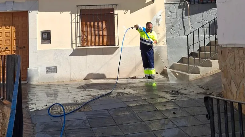 Aguas del Torcal refuerza la limpieza viaria en Antequera ante el calor y la Feria de Agosto