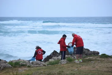La playa de Valdearenas acoge una jornada de voluntariado contra la 'basuraleza'