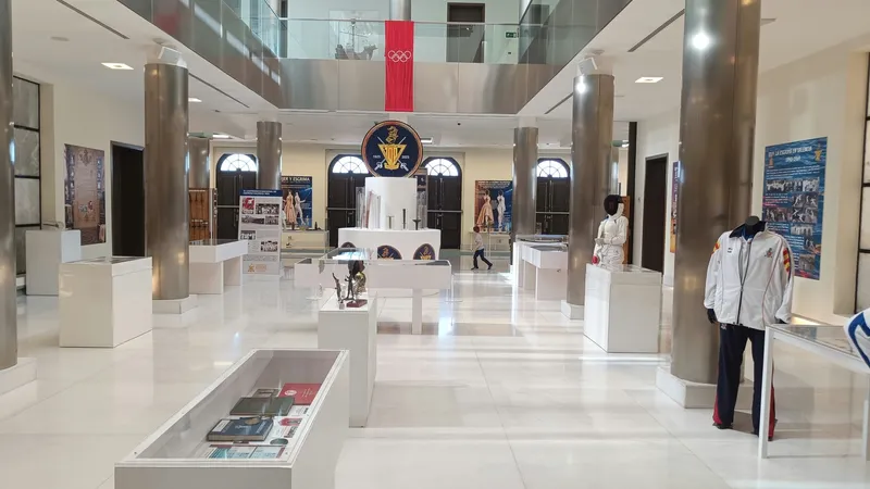València celebra 100 años de esgrima con una exposición en la Torre del Reloj