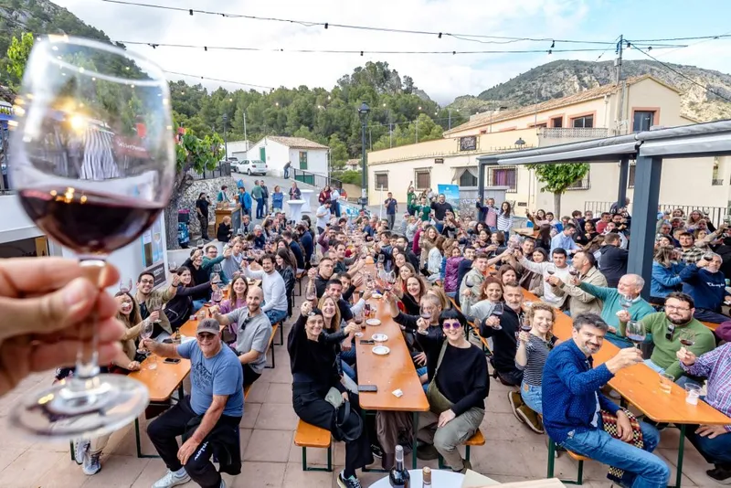 L'Abdet celebra con éxito su primera 'Noche de Vinos' atrayendo a más de 300 personas