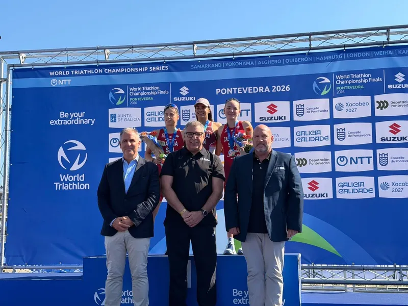Rafa Domínguez entrega medallas en la Gran Final de las Series Mundiales de Triatlón en Pontevedra