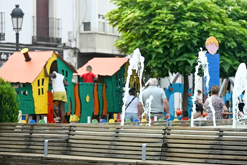Tomelloso reabre la plaza de España con juegos infantiles renovados y más seguros
