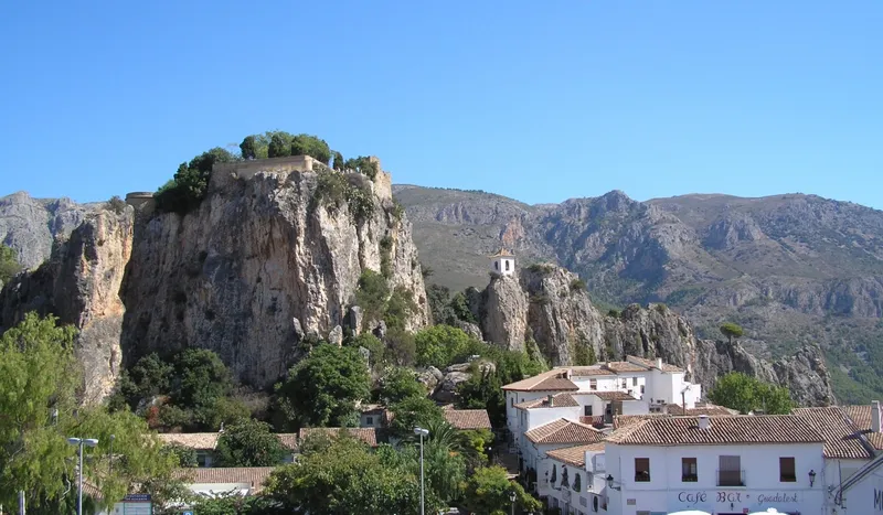 Ruta escénica de senderismo une Benimantell con el emblemático Castell de Guadalest