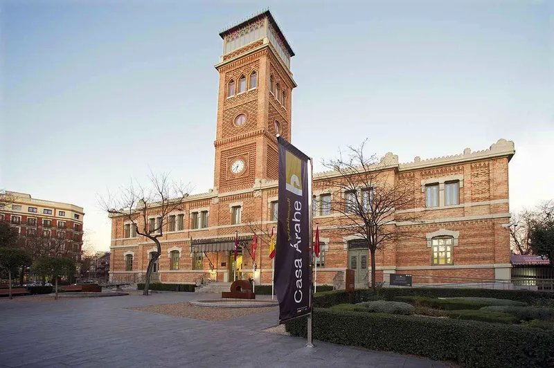 Madrid recupera las Escuelas Aguirre tras la salida de la Comunidad de Casa Árabe