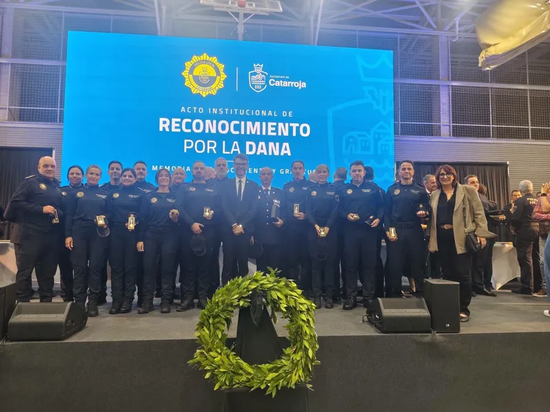 Catarroja homenajea a 18 policías locales de Novelda por su labor tras la DANA de 2024