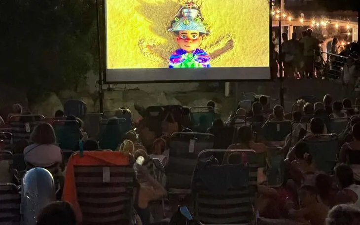Benidorm atrae a cientos de vecinos a la playa del Mal Pas con el ciclo 'Cine en la playa'