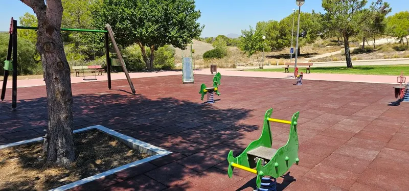 Orihuela renueva parques infantiles en la costa y pedanías para mejorar la seguridad