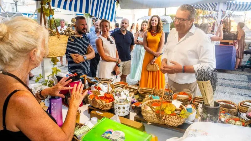 Benidorm celebra Les Nits del Castell con 25 artesanos y pintores hasta finales de septiembre