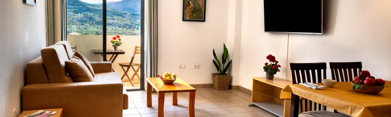 Apartamentos Serrella ofrece alojamiento con piscina y vistas a la montaña en Benimantell
