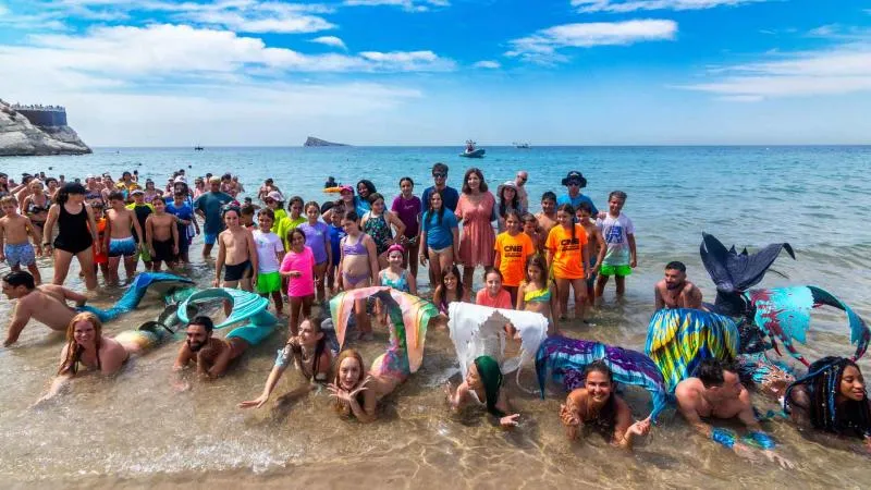 Sirenas y tritones conciencian en Benidorm sobre la importancia de la posidonia